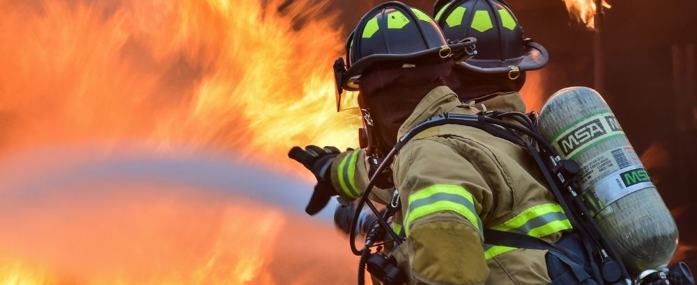Les pompiers sont plus que jamais à l’honneur. Pourquoi pas une carrière comme sapeur-pompier ?